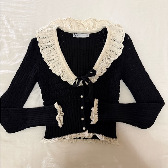 Zara Sweaters - Elegant Black and Cream Knit Sweater